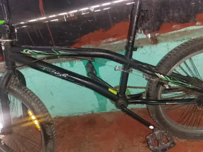 Bicicleta BMX Bianchi negra con detalles verdes - miniatura 3