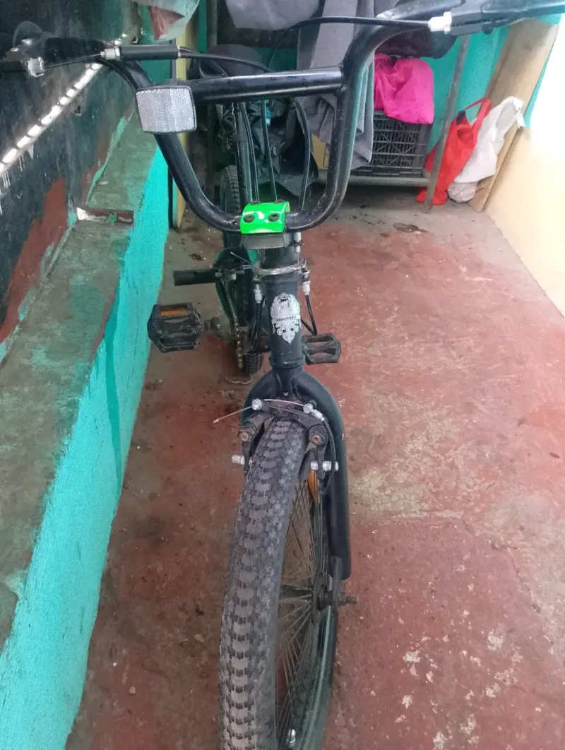 Bicicleta BMX Bianchi negra con detalles verdes - 4