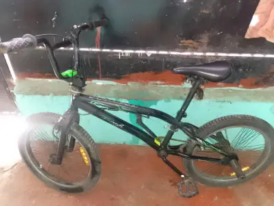 Bicicleta BMX Bianchi negra con detalles verdes - miniatura 5