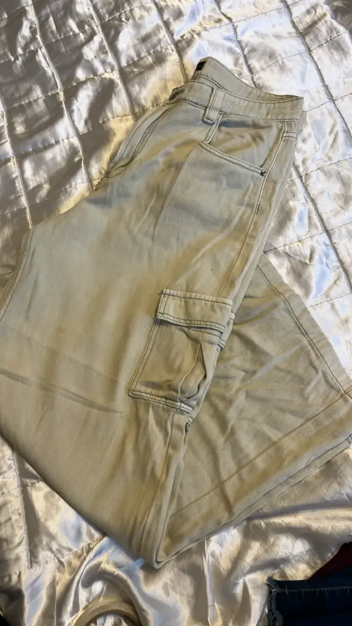 Pantalones cargo beige en buen estado