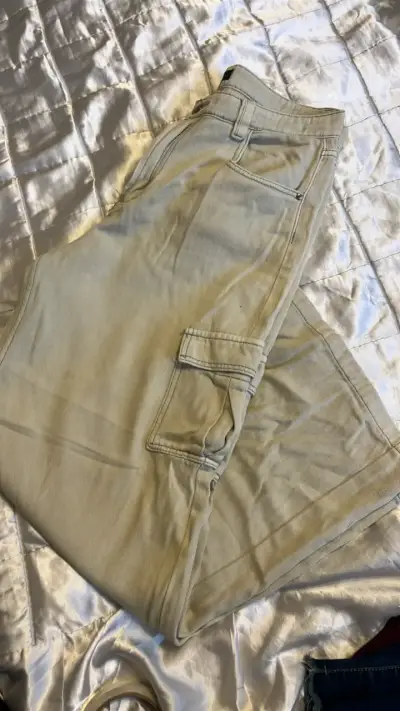 Pantalones cargo beige en buen estado - miniatura 1