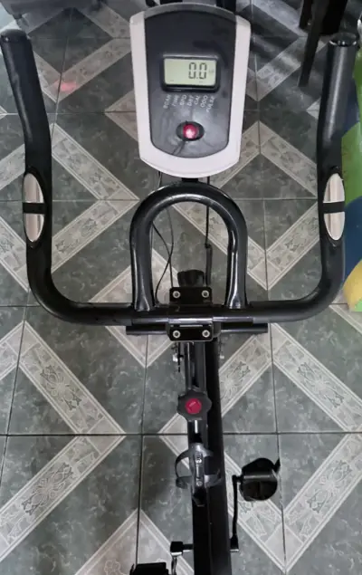 Bicicleta estática Sport con monitor digital - miniatura 4