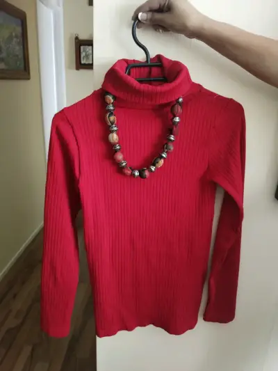Suéter rojo de cuello alto para mujer - miniatura 1
