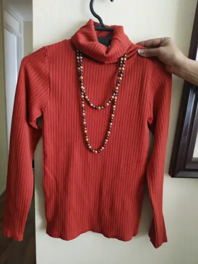 Suéter rojo de cuello alto para mujer - miniatura 2