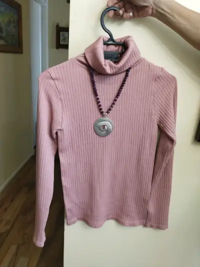 Suéter rojo de cuello alto para mujer - miniatura 3