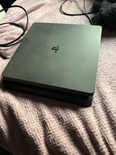 Vendo PS4 Slim 500 GB + controles y juegos - miniatura 1