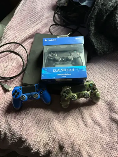 Vendo PS4 Slim 500 GB + controles y juegos - miniatura 3