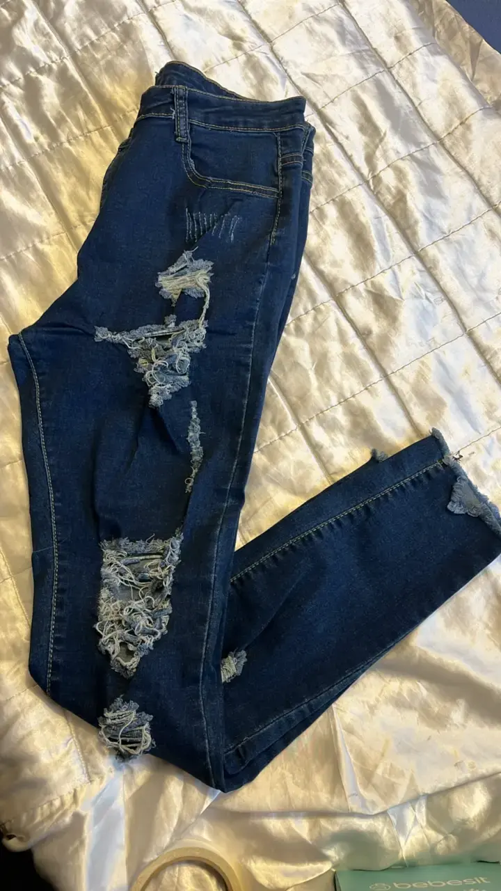 Jeans rasgados de mezclilla azul para mujer