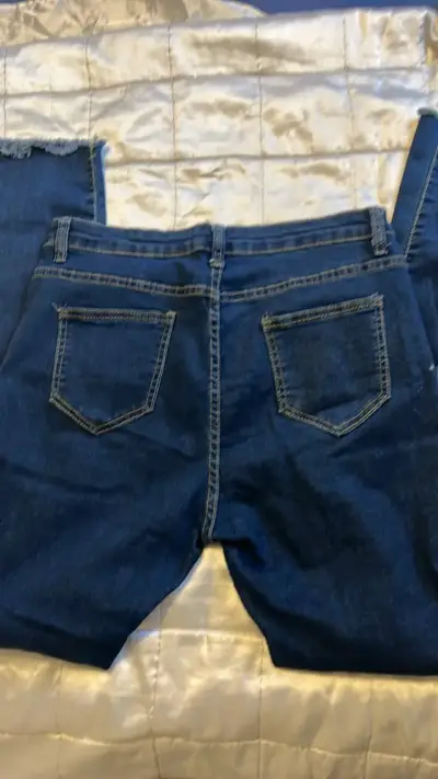 Jeans rasgados de mezclilla azul para mujer - miniatura 2