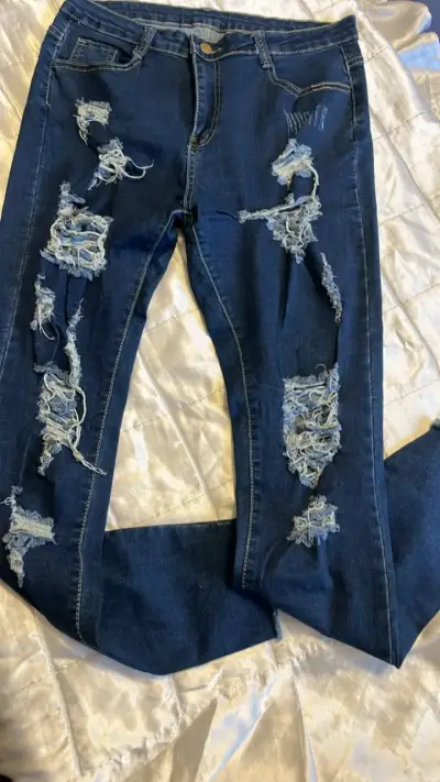 Jeans rasgados de mezclilla azul para mujer - miniatura 3