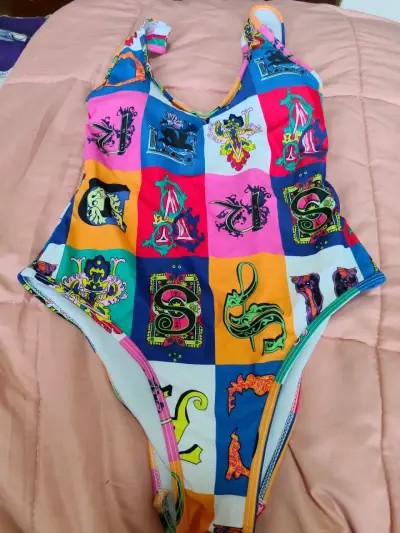 Traje de baño entero multicolor con diseño gráfico - miniatura 1
