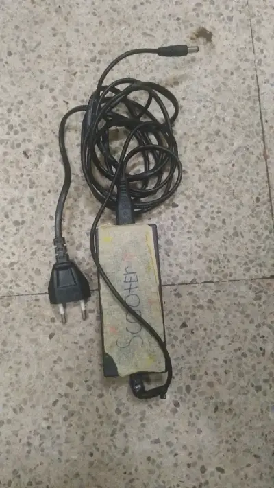 Cargador para scooter eléctrico - miniatura 1