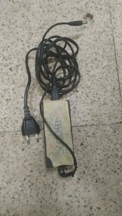 Cargador para scooter eléctrico - miniatura 2