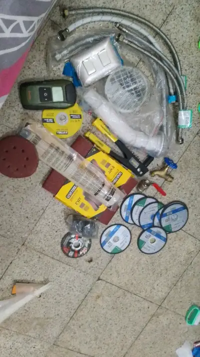 Kit de herramientas y accesorios de construcción - miniatura 1