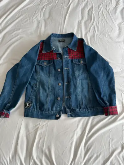 Chaqueta de mezclilla con diseño rojo - miniatura 1