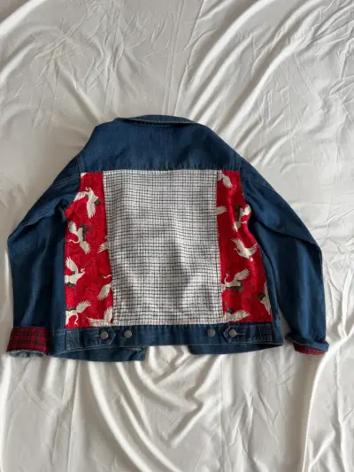 Chaqueta de mezclilla con diseño rojo - miniatura 2