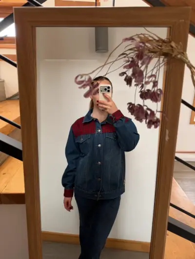 Chaqueta de mezclilla con diseño rojo - miniatura 3