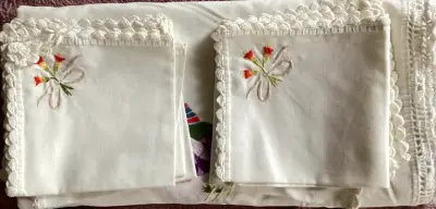 Mantel bordado  con diseño andino. Con 8 servillet - miniatura 2