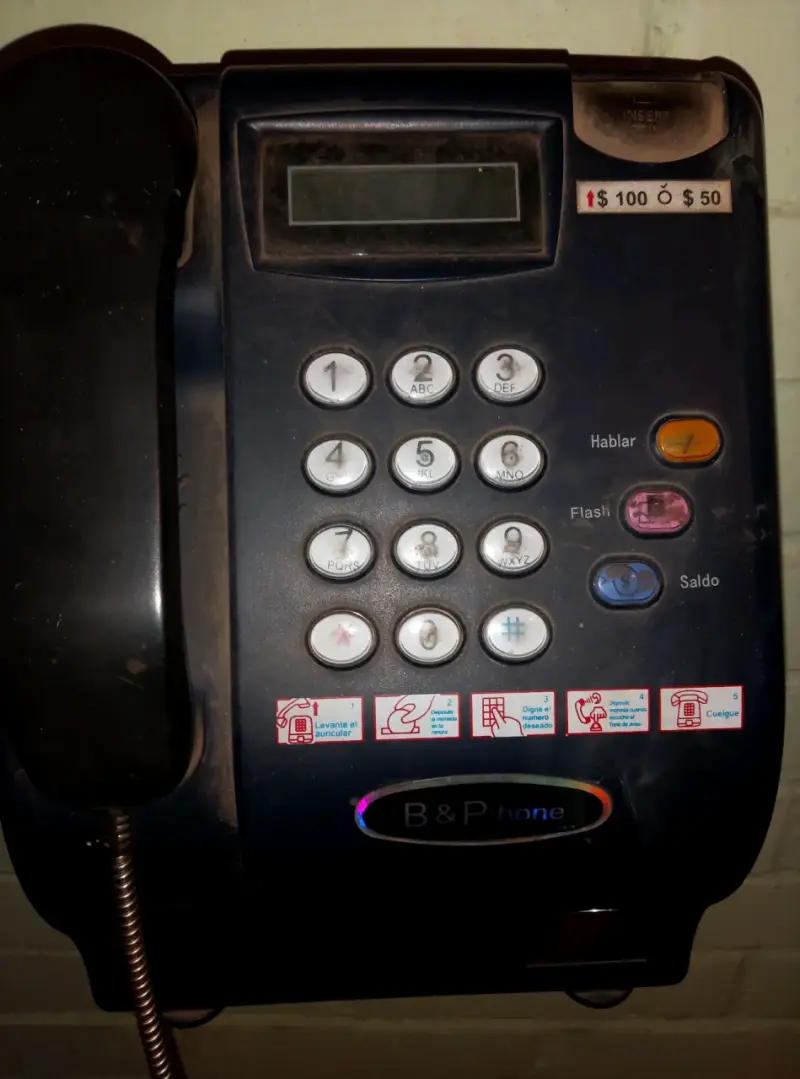 Teléfono público B&P Phone con teclado numérico