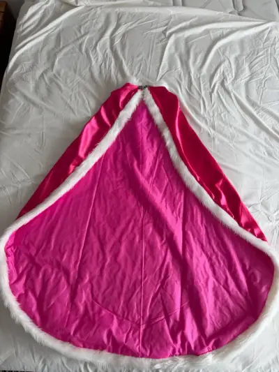 Capa de disfraz rosa con borde de peluche - miniatura 1