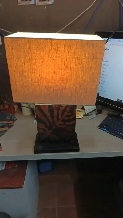 Lámpara de mesa con pantalla beige - miniatura 1
