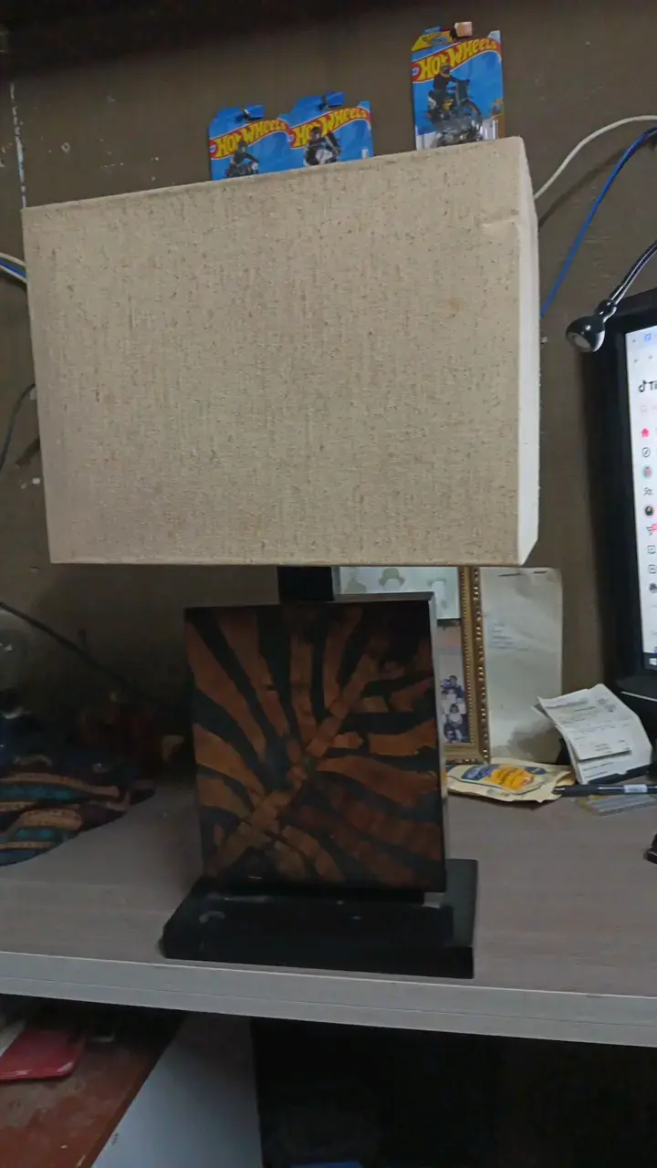 Lámpara de mesa con pantalla beige - 2