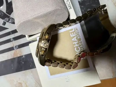 Reloj Michael Kors dorado con cronógrafo - miniatura 3
