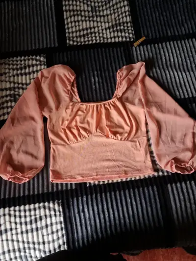 Blusa corta rosa con mangas abullonadas - miniatura 1
