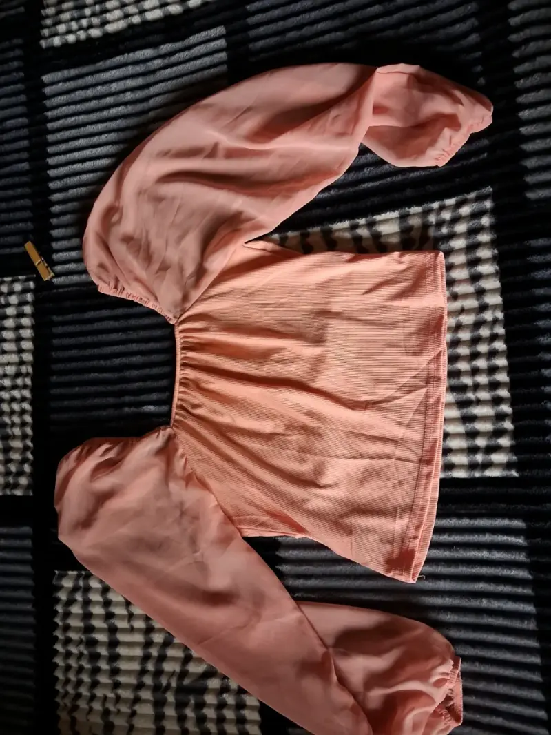 Blusa corta rosa con mangas abullonadas - 2