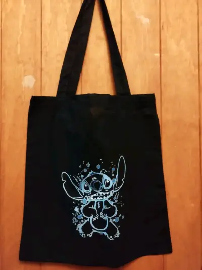 Bolsa de tela negra con diseño de personaje - miniatura 1