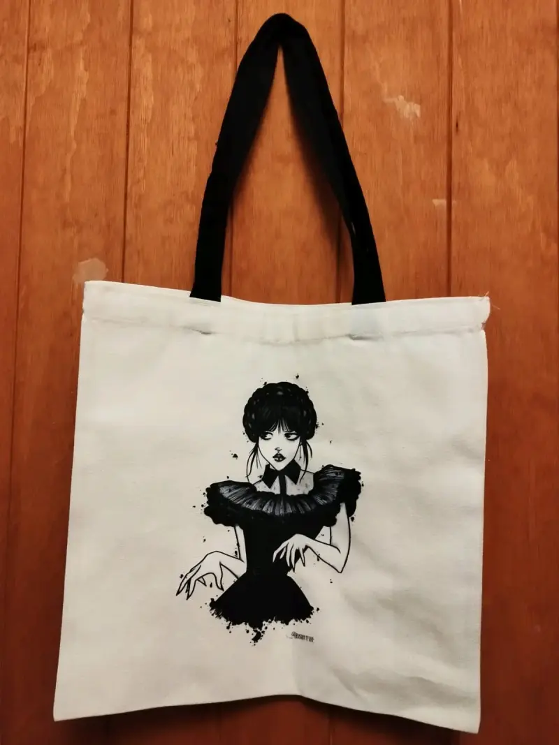 Bolsa de tela negra con diseño de personaje - 3