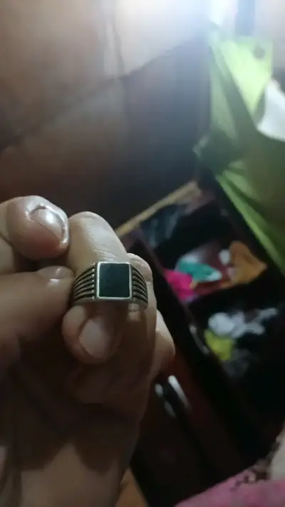 Anillo de plata con piedra negra elegante - miniatura 1
