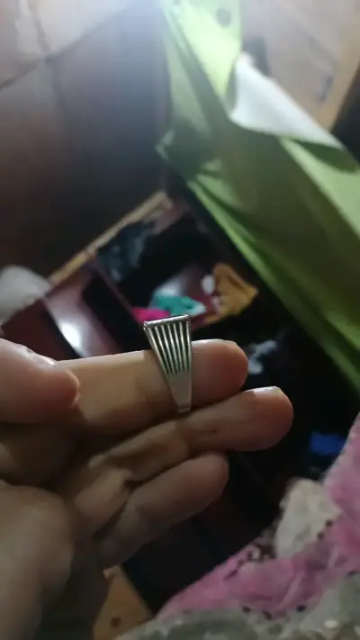 Anillo de plata con piedra negra elegante - miniatura 3