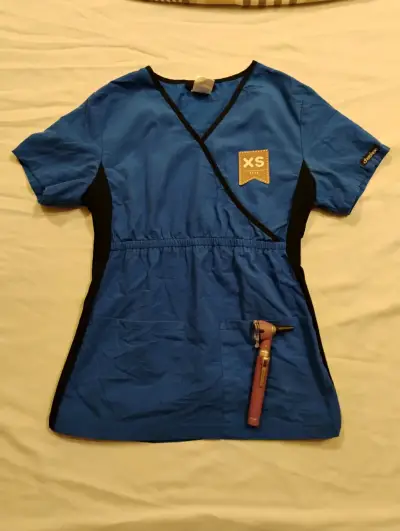 Uniforme médico azul con detalles negros talla XS - miniatura 1