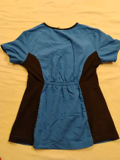 Uniforme médico azul con detalles negros talla XS - miniatura 2