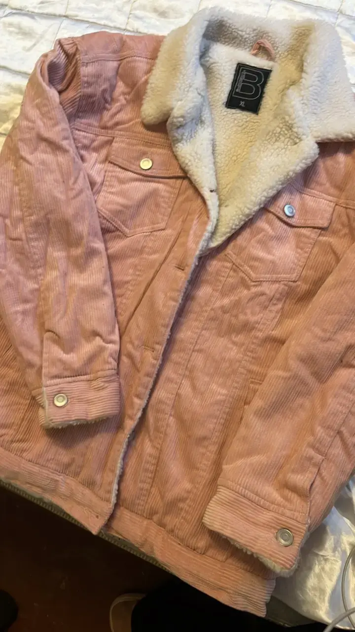 Chaqueta de pana rosada con forro de borrego