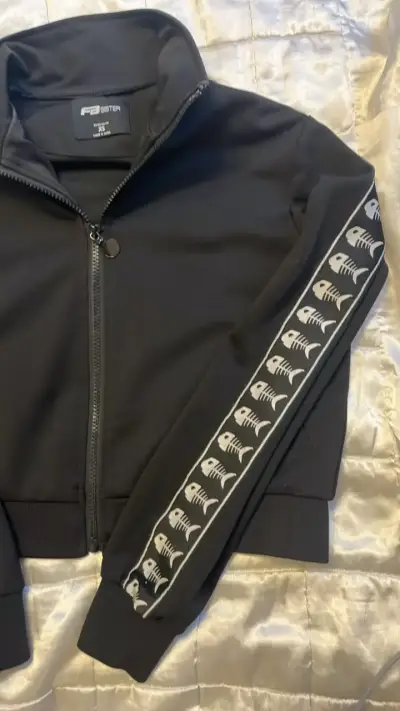 Chaqueta negra con diseño de peces FB Sister - miniatura 2
