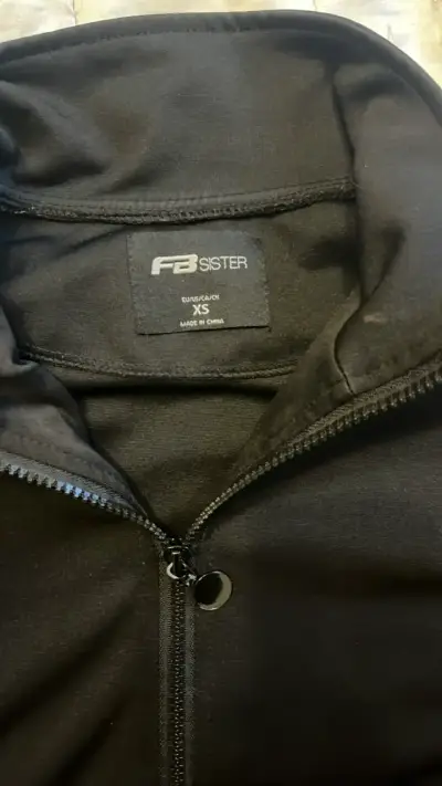 Chaqueta negra con diseño de peces FB Sister - miniatura 3