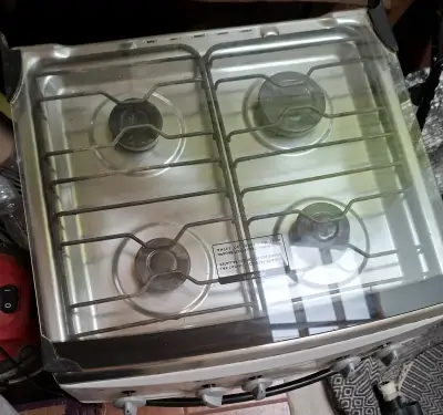 Cocina a gas de 4 quemadores con horno - miniatura 1
