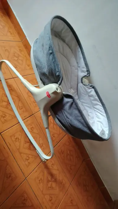 Cuna mecedora para bebé gris tiny love - miniatura 1
