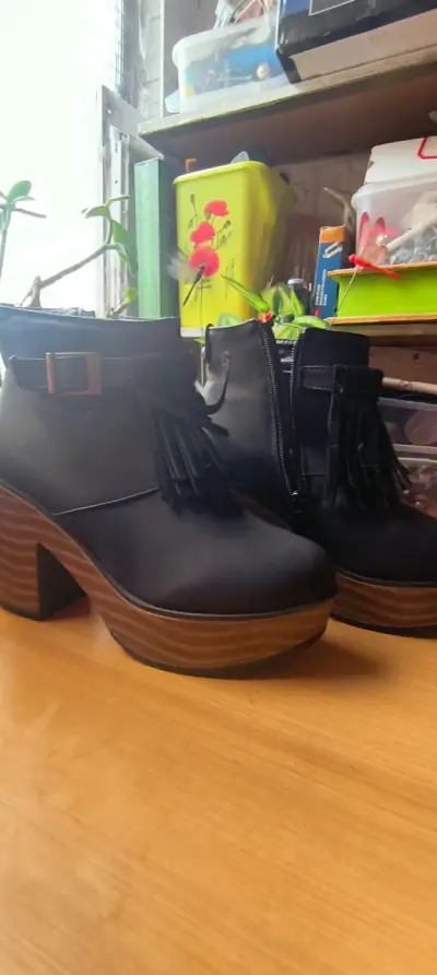 Botines d negro con plataforma y flecos - miniatura 1