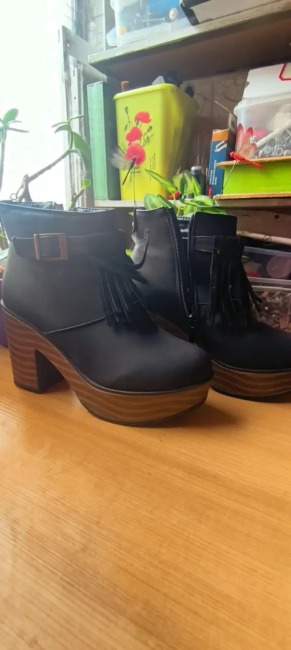 Botines d negro con plataforma y flecos - 2
