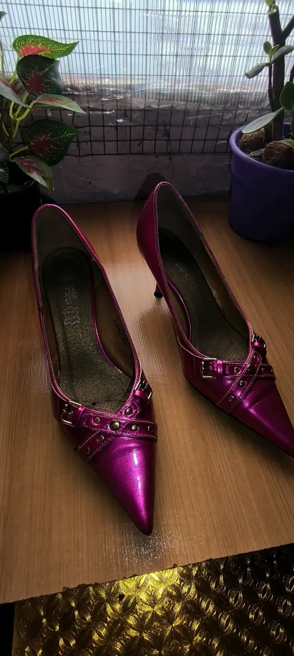 Tacones fucsia con detalles metálicos - 2