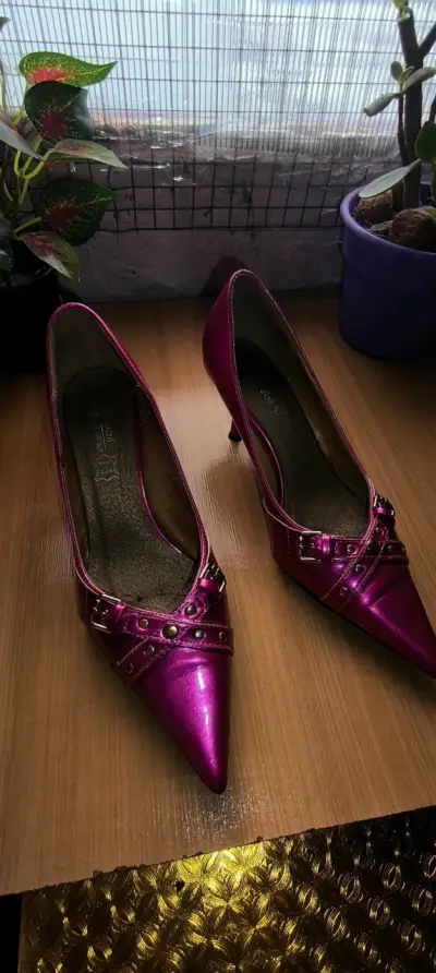 Tacones fucsia con detalles metálicos - miniatura 2