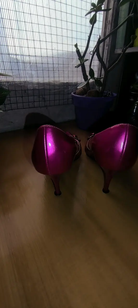 Tacones fucsia con detalles metálicos - 3