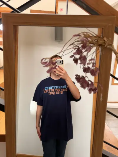 Polera azul con estampado 'Grandfathers' Unisex - miniatura 3