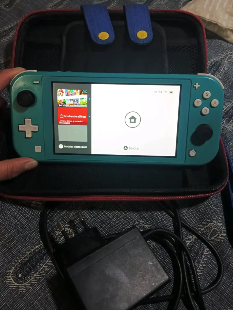 Consola Nintendo Switch Lite Turquesa con Estuche - 1