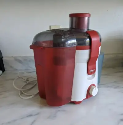 Extractor de jugo Oster rojo y blanco - miniatura 3