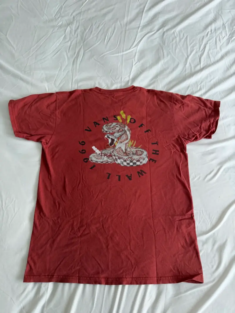 Polera roja Vans con diseño de serpiente - 2