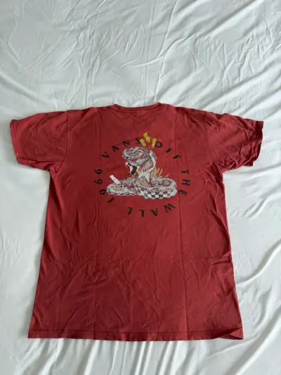 Polera roja Vans con diseño de serpiente - miniatura 2